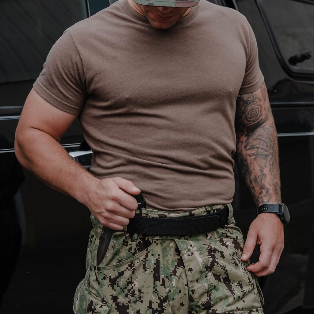 Uniformed servicemember wearing the DYNAMIS NO LOGO LOPRO BELT